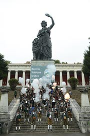 Höhepunkt des letzten Wiesnsonntag: das Salutschießen der Böllerschützen vor der Bavaria - Oktoberfest-Landesschießen am 4.10.2015 (©Foto. Ingrid Grossmann)